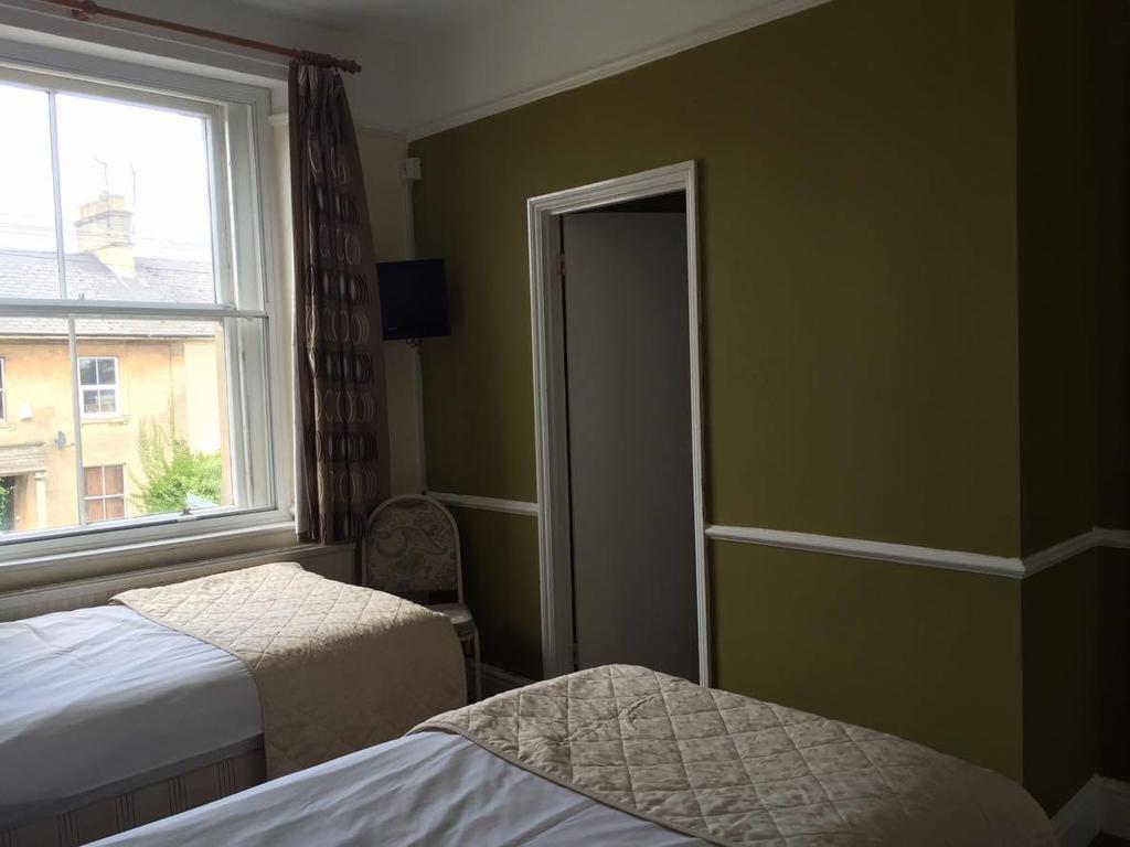 The Pines Guest Accommodation Chippenham  Exterior foto
