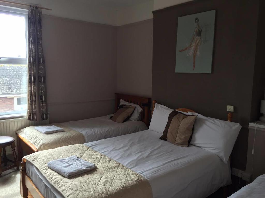 The Pines Guest Accommodation Chippenham  Exterior foto