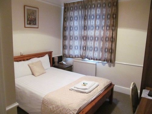 The Pines Guest Accommodation Chippenham  Exterior foto